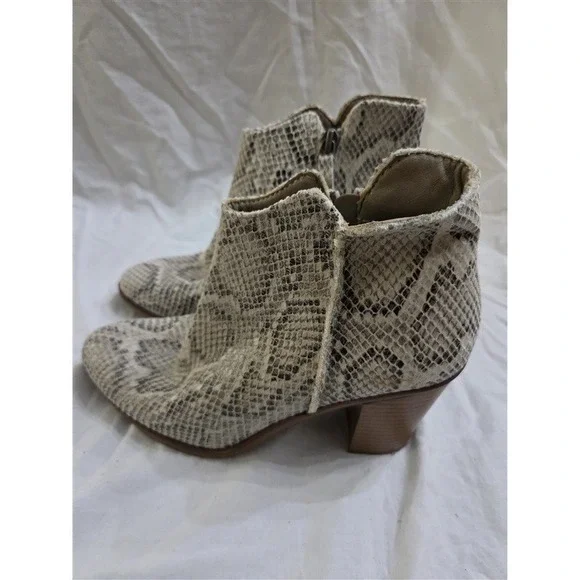 NWOT Maurices 7 Faux Snake Skin Stacked Heel Ankle Boots 125877 - Picture 4 of 6